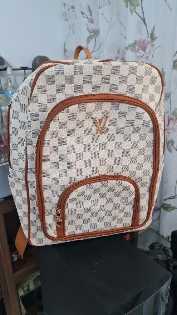 Vând Rucsac,dama Louis Vuitton