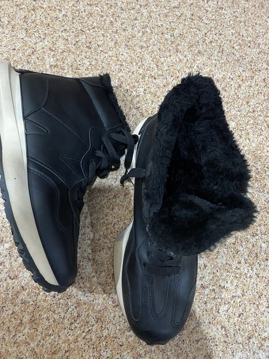 Безторг . Демисезонные  новые  женские  кроссовки  продам