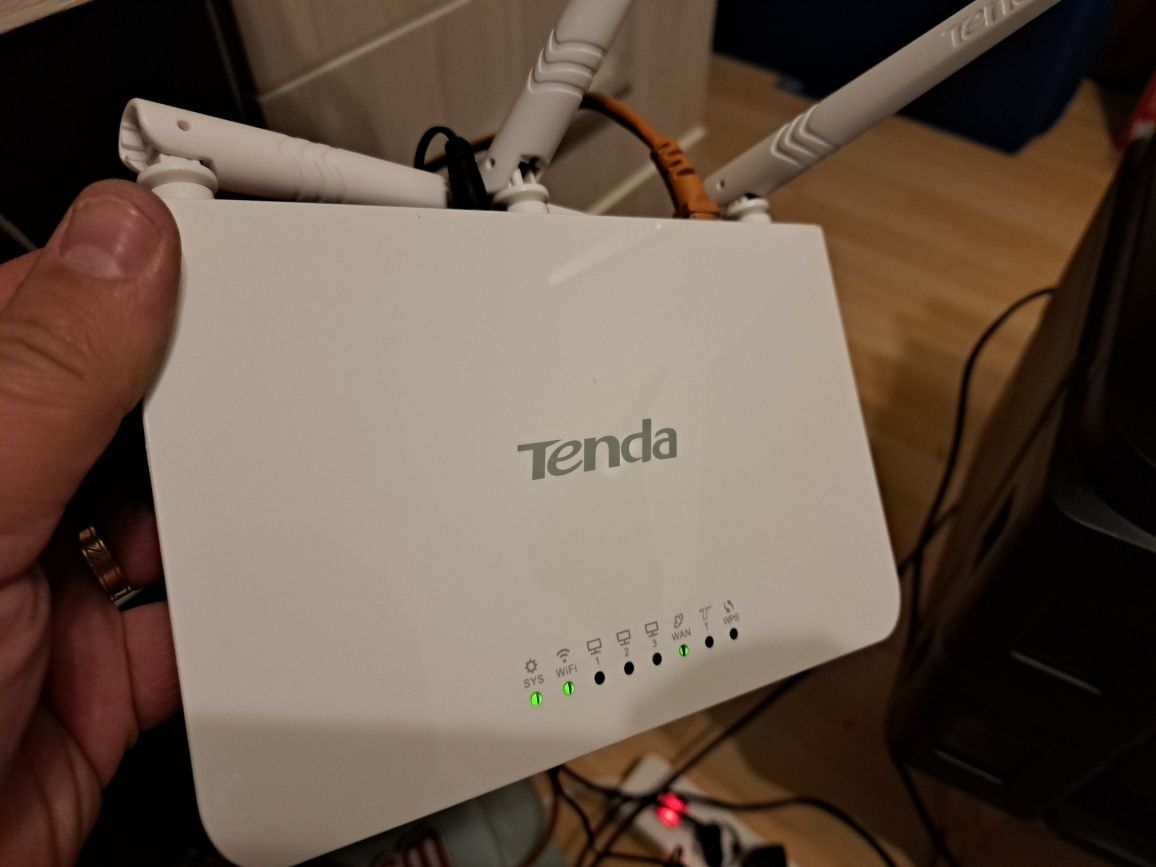 Routere wireless Tenda F3 și Netgear  JWNR200