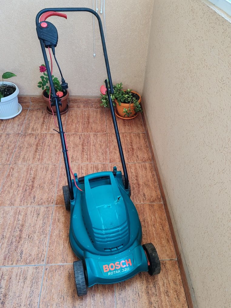 Електрическа косачка BOSCH