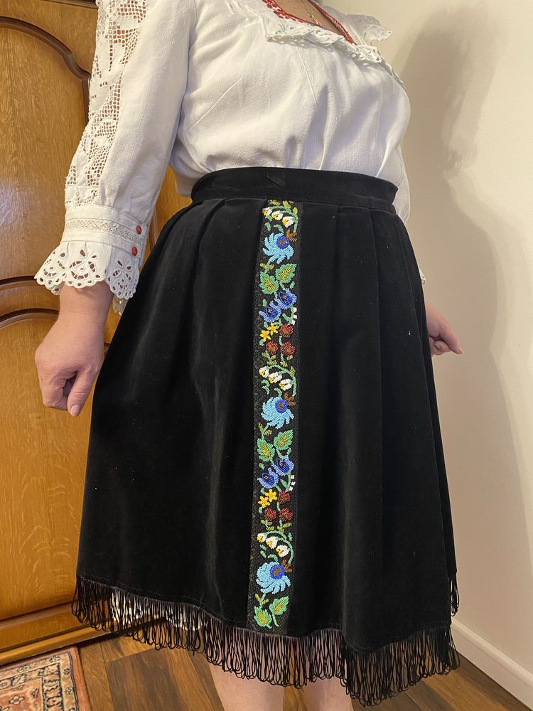 Costum popular cu zadie cu margele