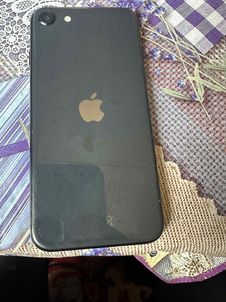 Продавам Iphone SE 2020 64gb
