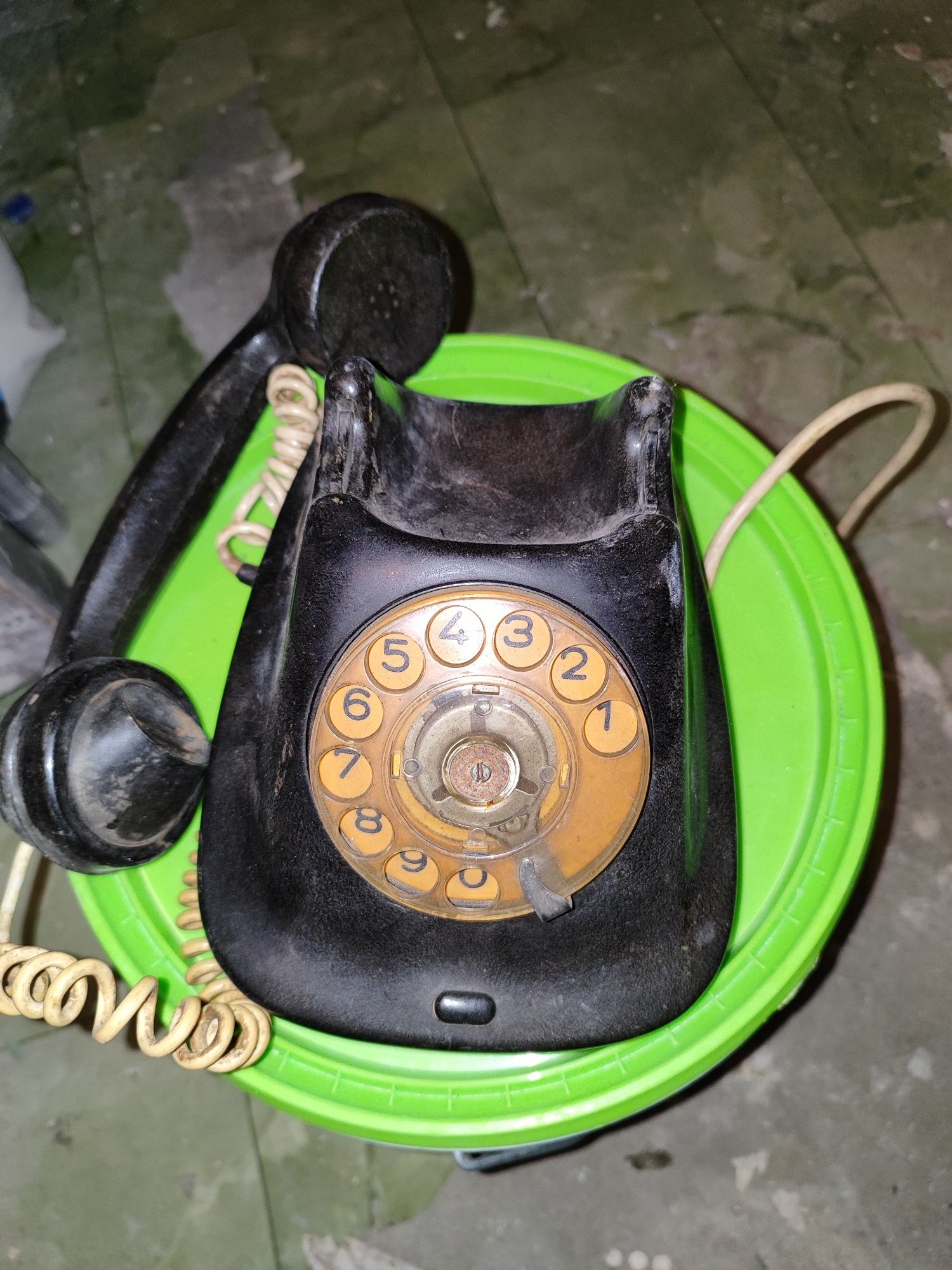 Стар бакелитен телефон