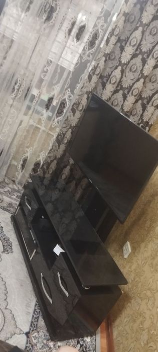 Продаются телевизор samsung и его подставка.