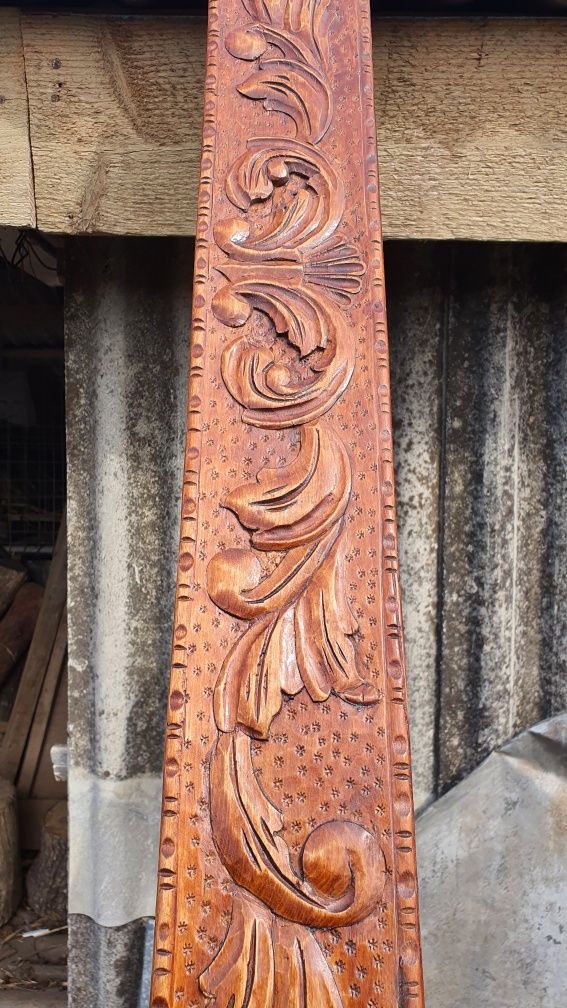 Draperie din lemn sculptat