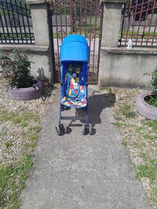 Carucior pliabil și jucarii