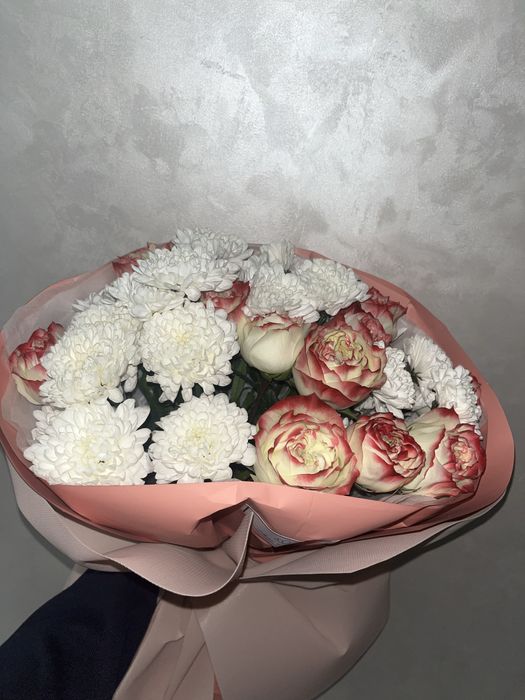 Әдемі жаңа гүлдерден жасалған букет сатылады