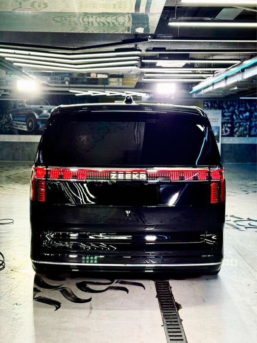 Zeekr 009 чёрный цвет 700 км