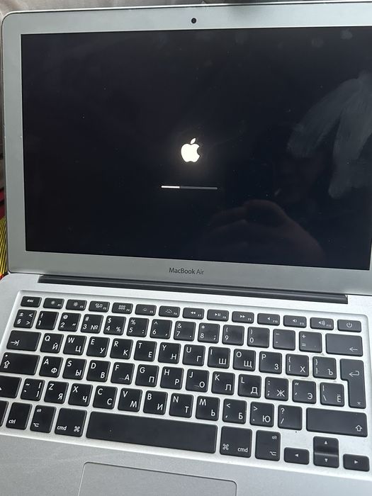 Apple Maccbuk sotiladi srochnno aybi yoq zaryadakalari bor icloud yoq