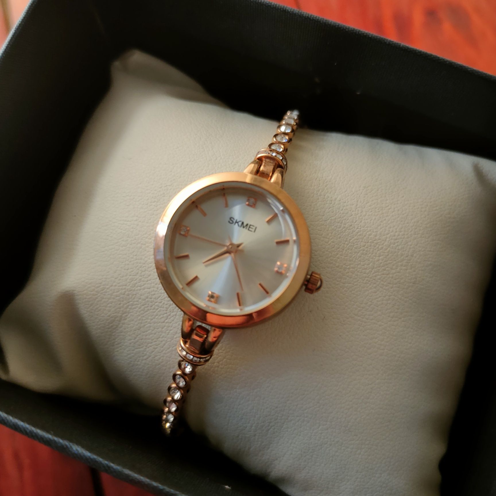 Миниатюрные женские часы в подарочной упаковке