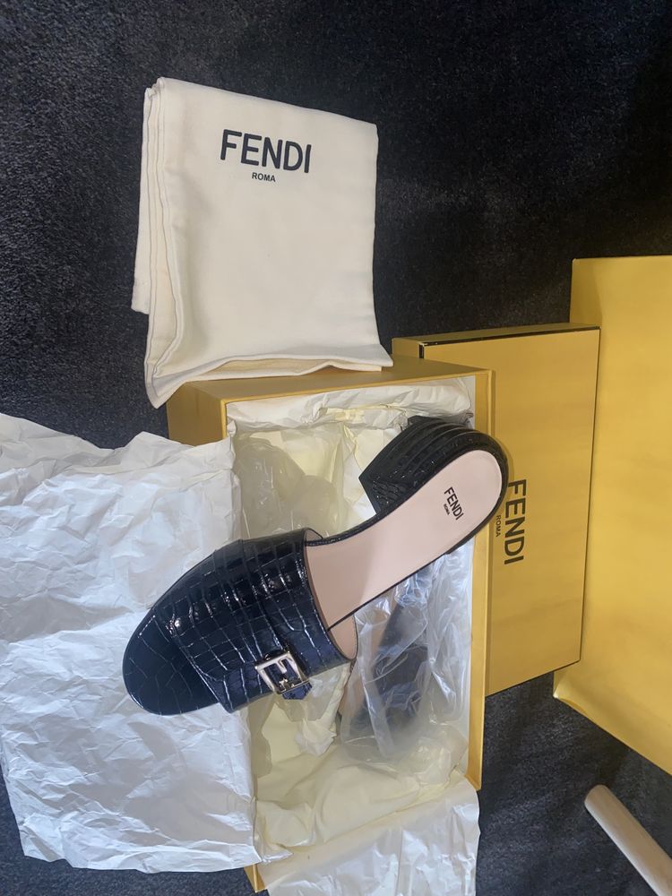 Продавам оригинални чехли на марката Fendi