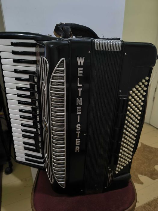 Продавам акордеон WELTMEISTER SUPITA