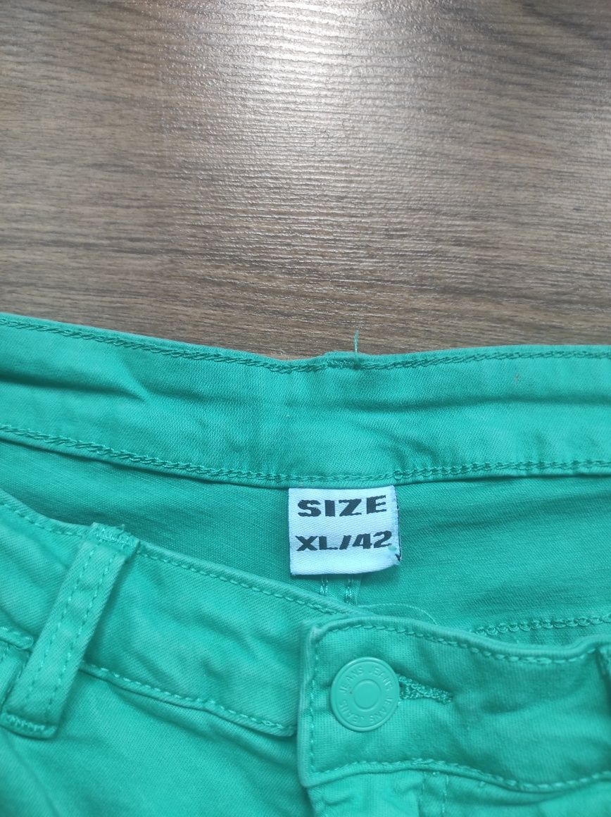 Дамски зелен панталон еластичен