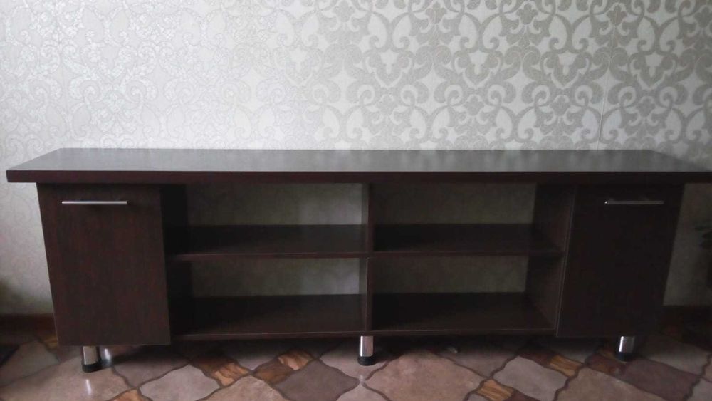 низкий комод (можно как подставку для чего то))