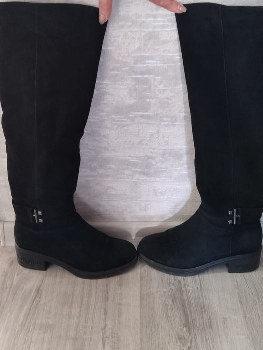 Продаются замшевые женские сапоги