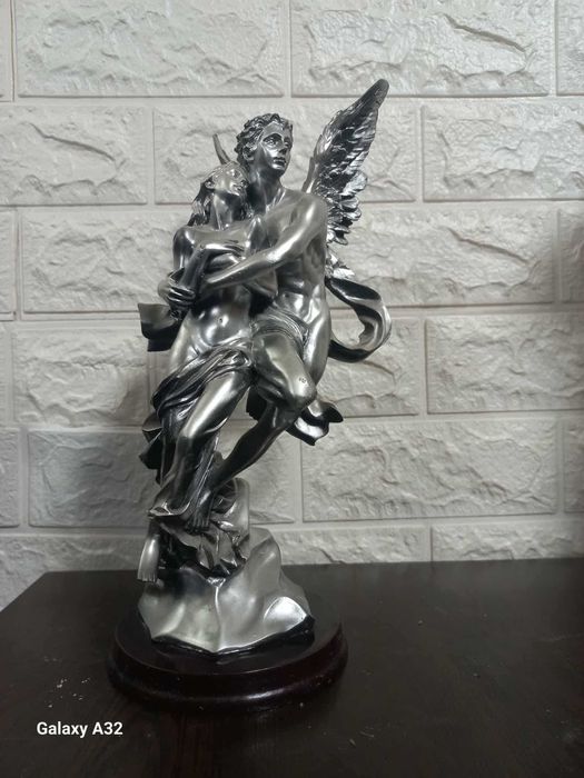 Продавам декоративни статуи, вази и фигури – без забележки