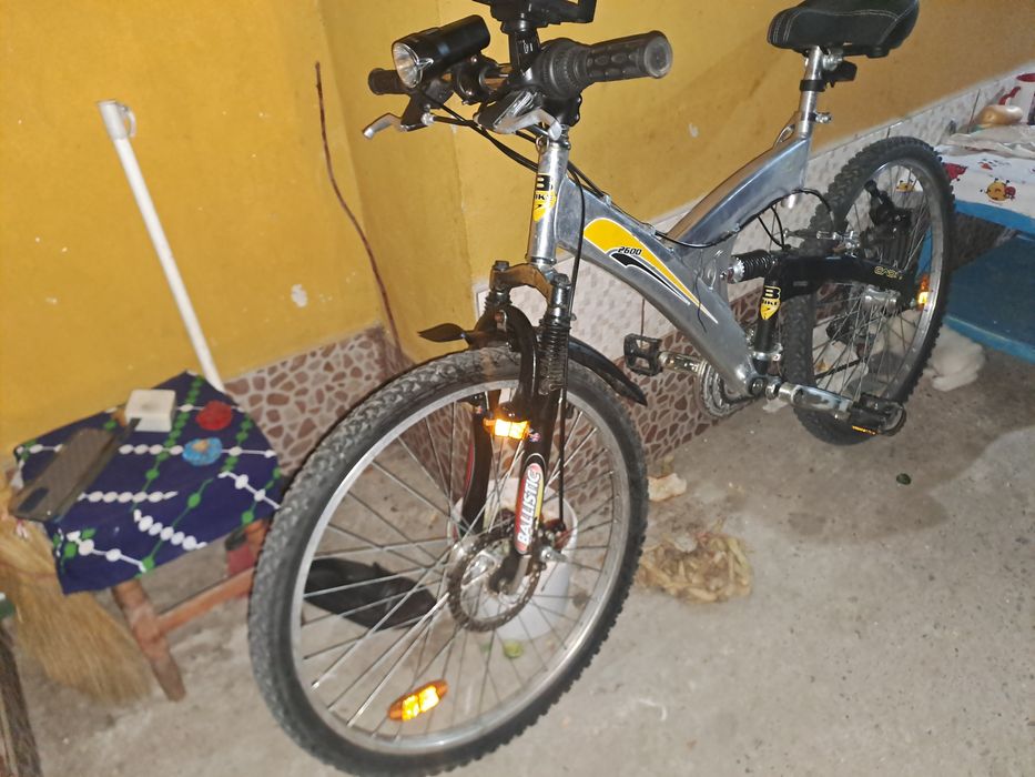 Vând bicicleta model 2600 400 lei
