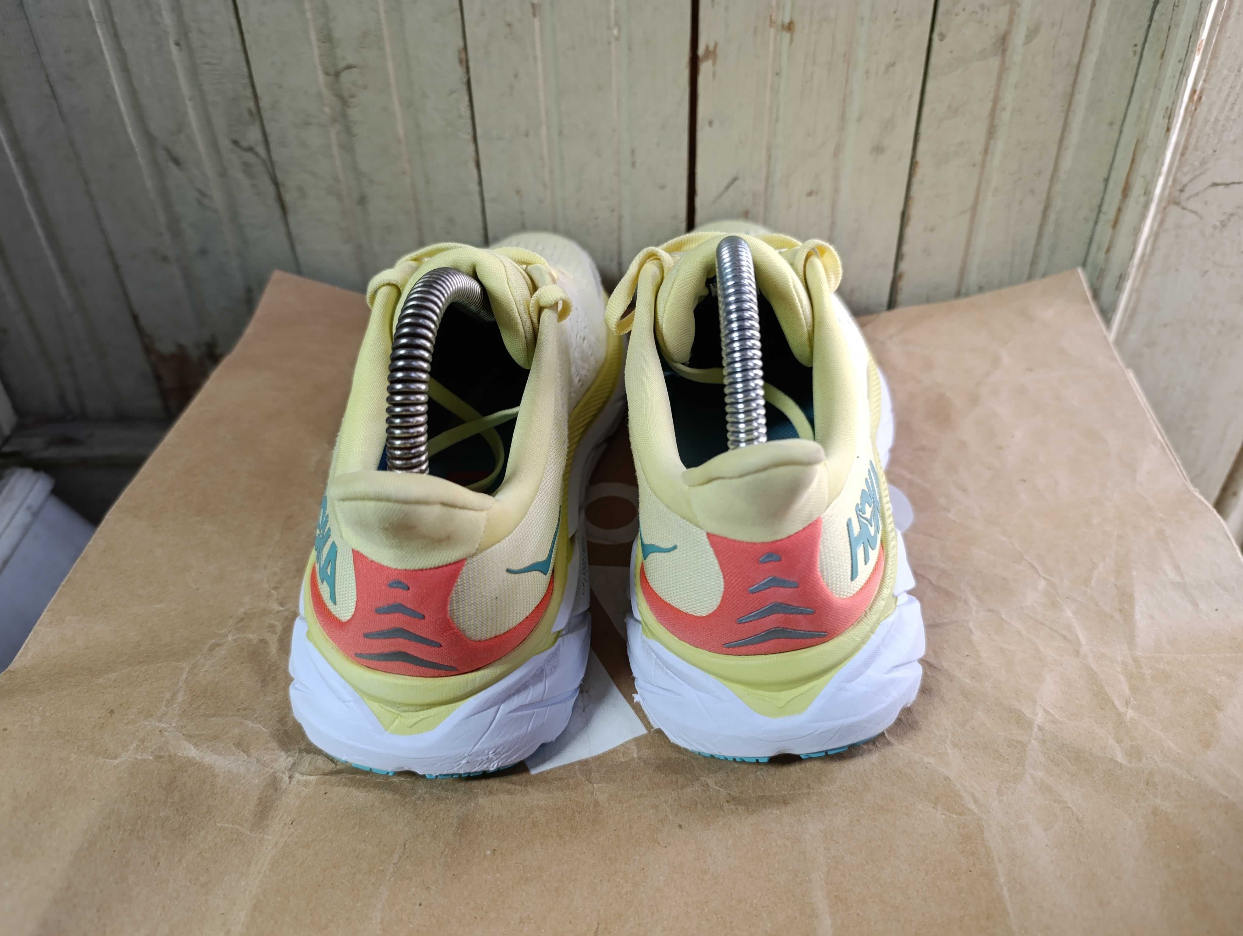 ''Hoka One One Clifton 8''оригинални маратонки 39 номер