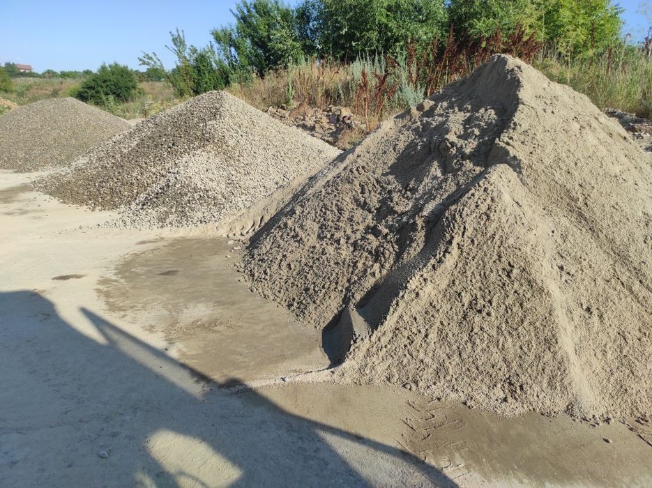 Nisip,balastru,mãrgãritar,pământ negru,frezat de asfalt,beton concasat