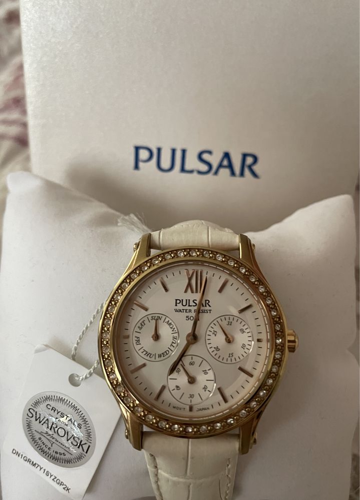 Дамски часовник Pulsar с камъни Swarovski
