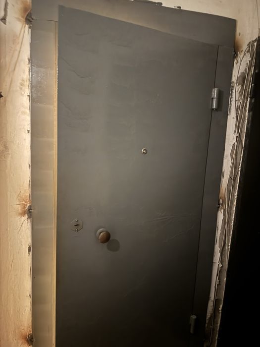 Продам железную дверь