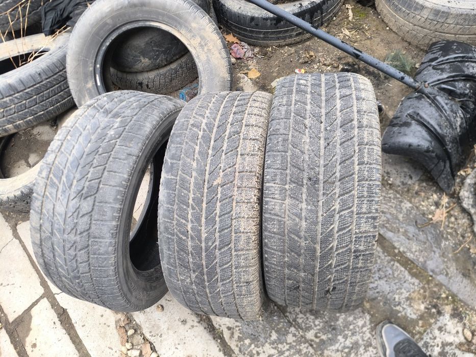 Продам три шины TOYO