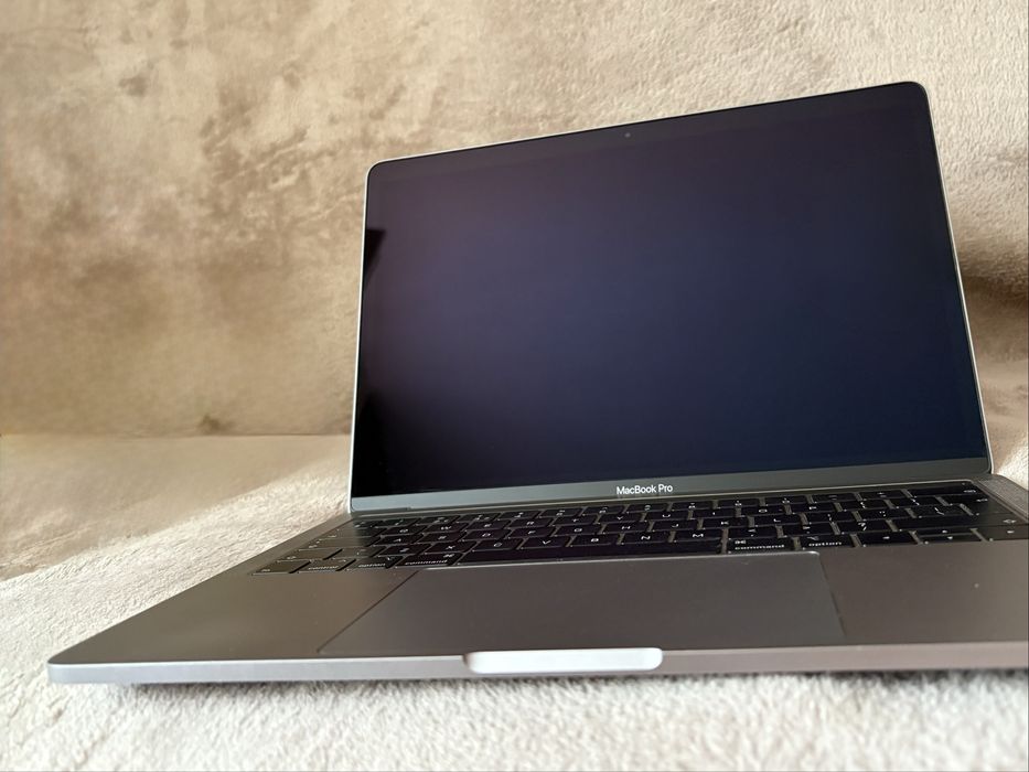 Macbook Pro 13”, 206 cicluri, stare excelentă