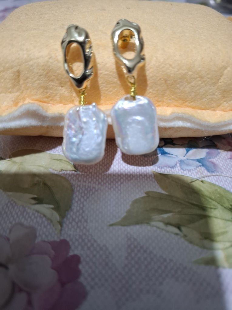 Cercei perla baroca 2 x1 cm cerceii au lungimea de 4 cm