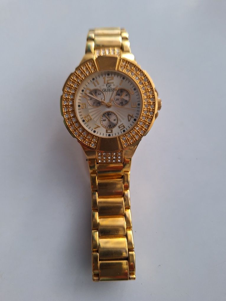 Продавам часовник GUESS