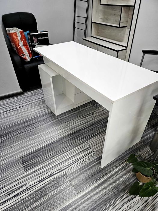 Продавам бюро за маникюр