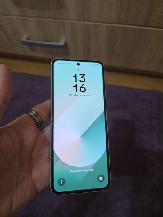 Samsung galaxy Z flip 6. 256gb, 45cicluri de încărcare.