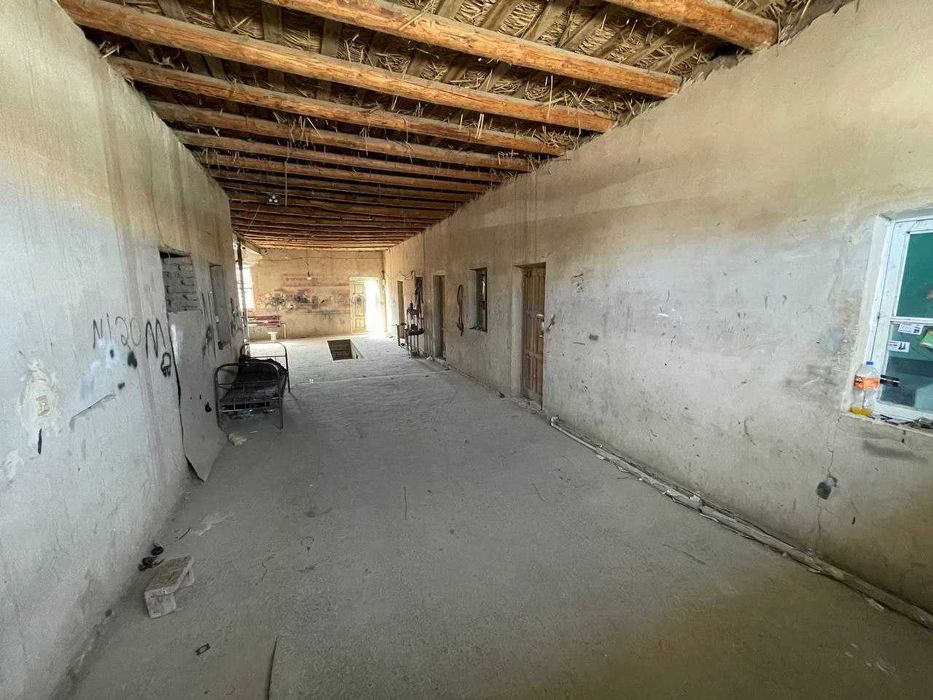 Yangiariq markazida 770 m² noturar bino sotiladi.