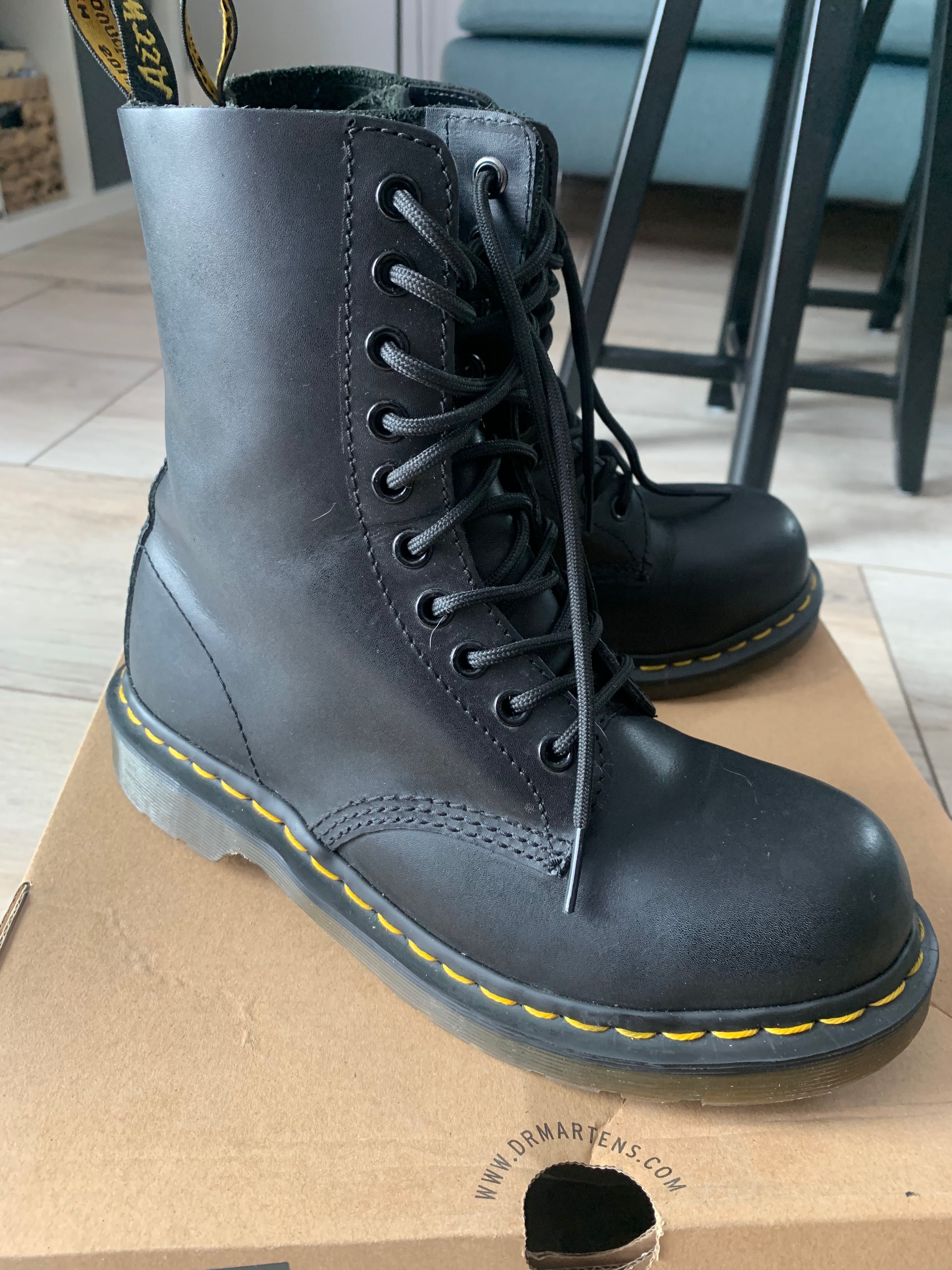 Ghete Dr. Martens pe Negru