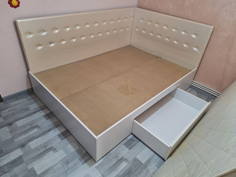 Vând pat tapițat 140 * 200 cm