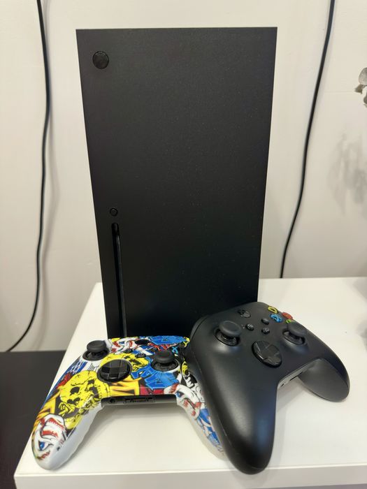 Xbox Series X с 2 геймпадами