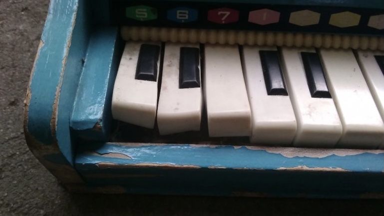 Старо детско дървено пиано