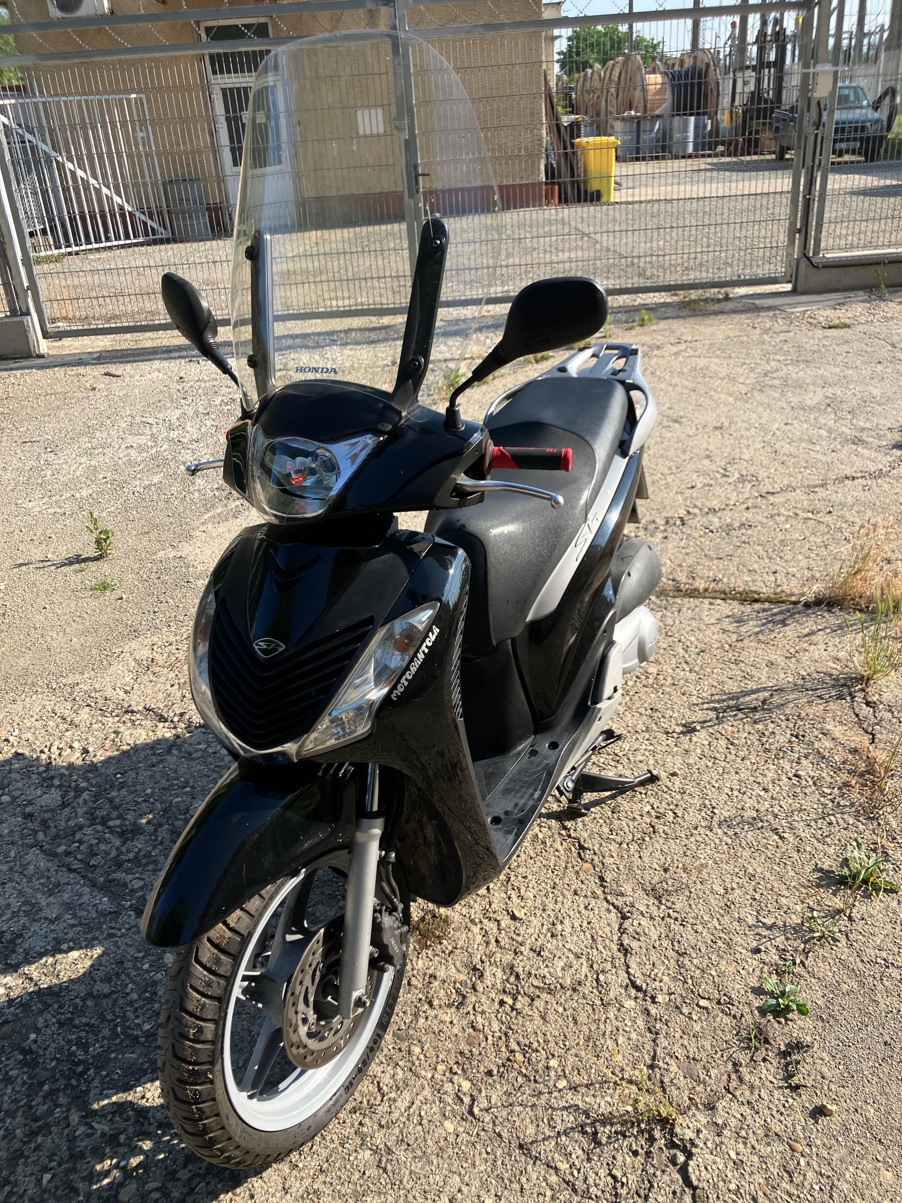 Продавам скутер Хонда