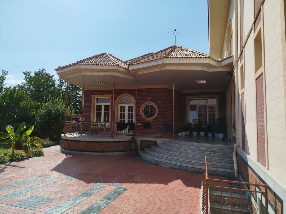 Uy sotiladi 26 xonalik Quvasoyni engz zor joyida joylashgan