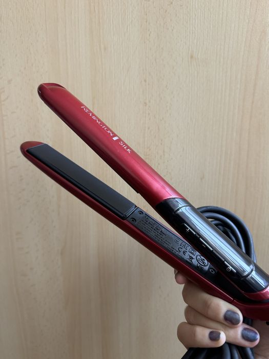 Placă de îndreptat părul Remington Silk S9600