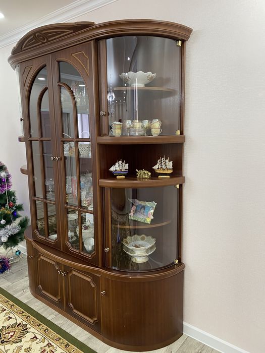 Сервант продам