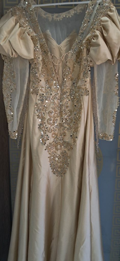 Rochie cu trena detașabilă