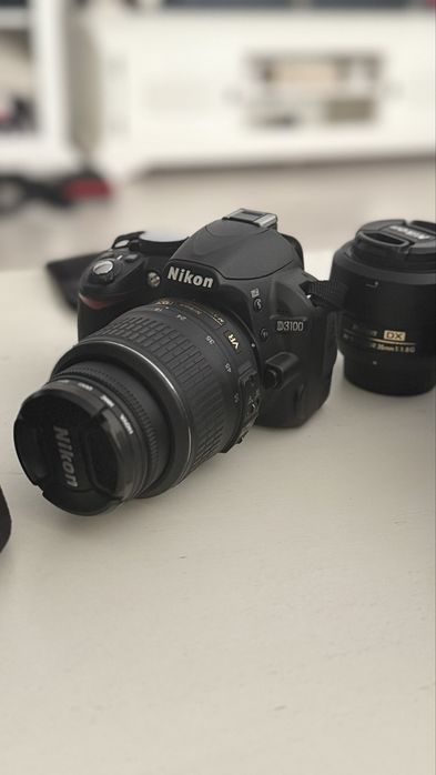 Vand Nikon DSLR 3100 cu obiectiv Nikon 35 fix