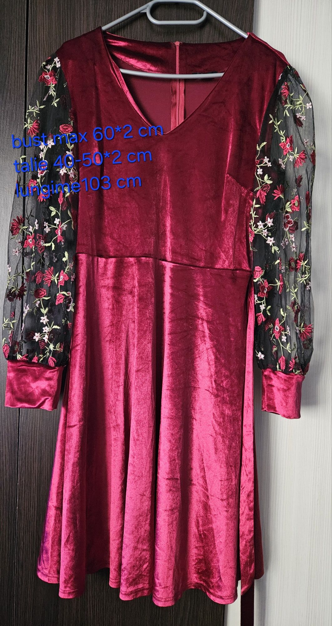 Rochie catifea roșie cu mâneci brodate