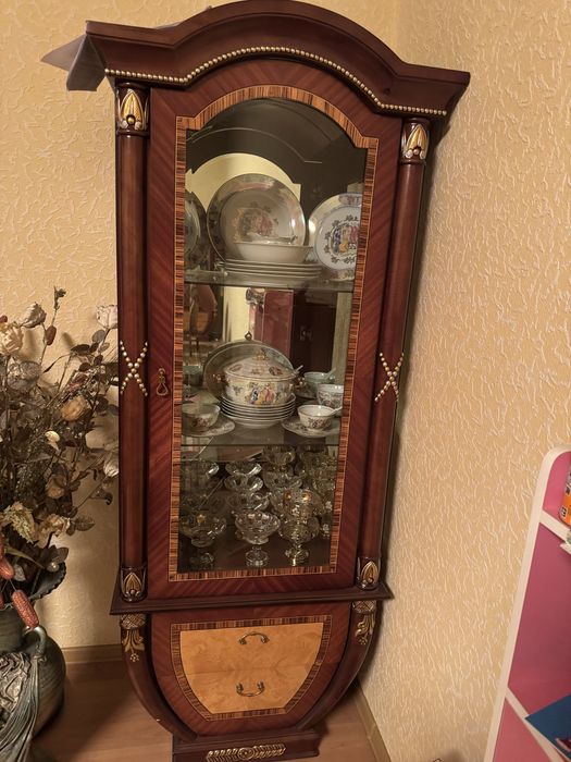 Продаю Италянский Мебел, серван, тумбик и мебельные часы.