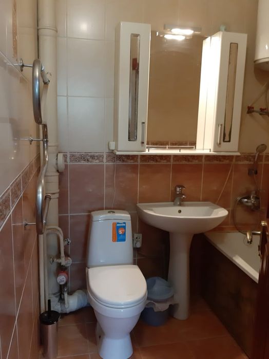 2-комн., 6 мкр., 4 этаж (кирпич, 2004г.п.)