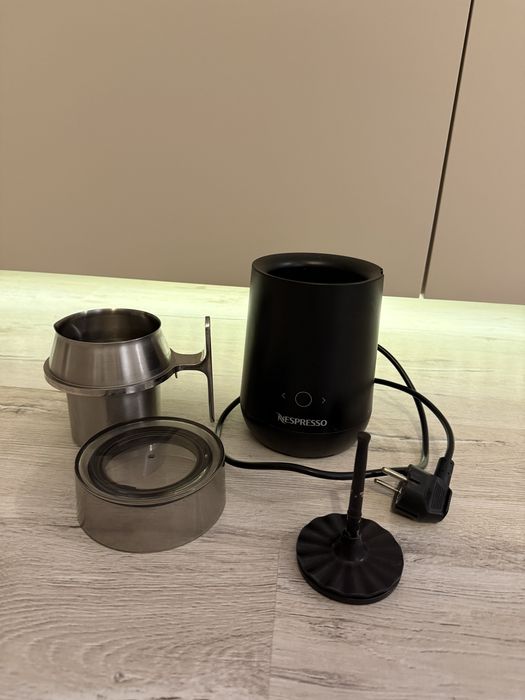 IEFTIN! Aparat spumat lapte Nespresso Barista