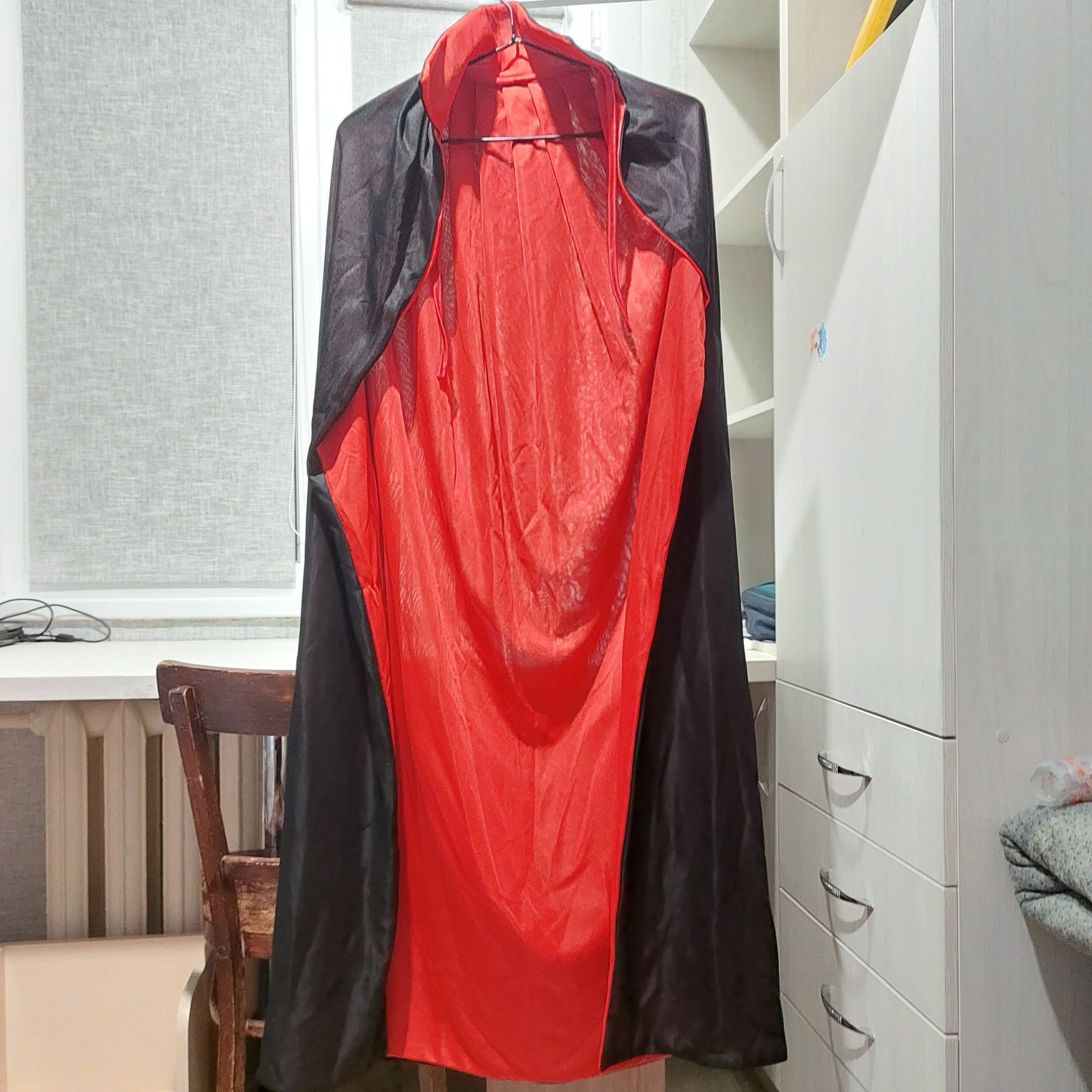 Новогодний костюм. Хеллоуин. Красный чёрный плащ вампир + укращения.