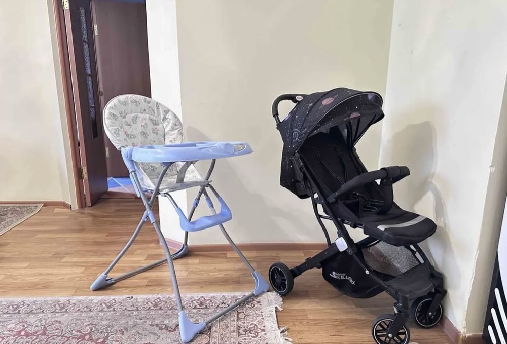 Продам коляску и детский стульчик вместе.