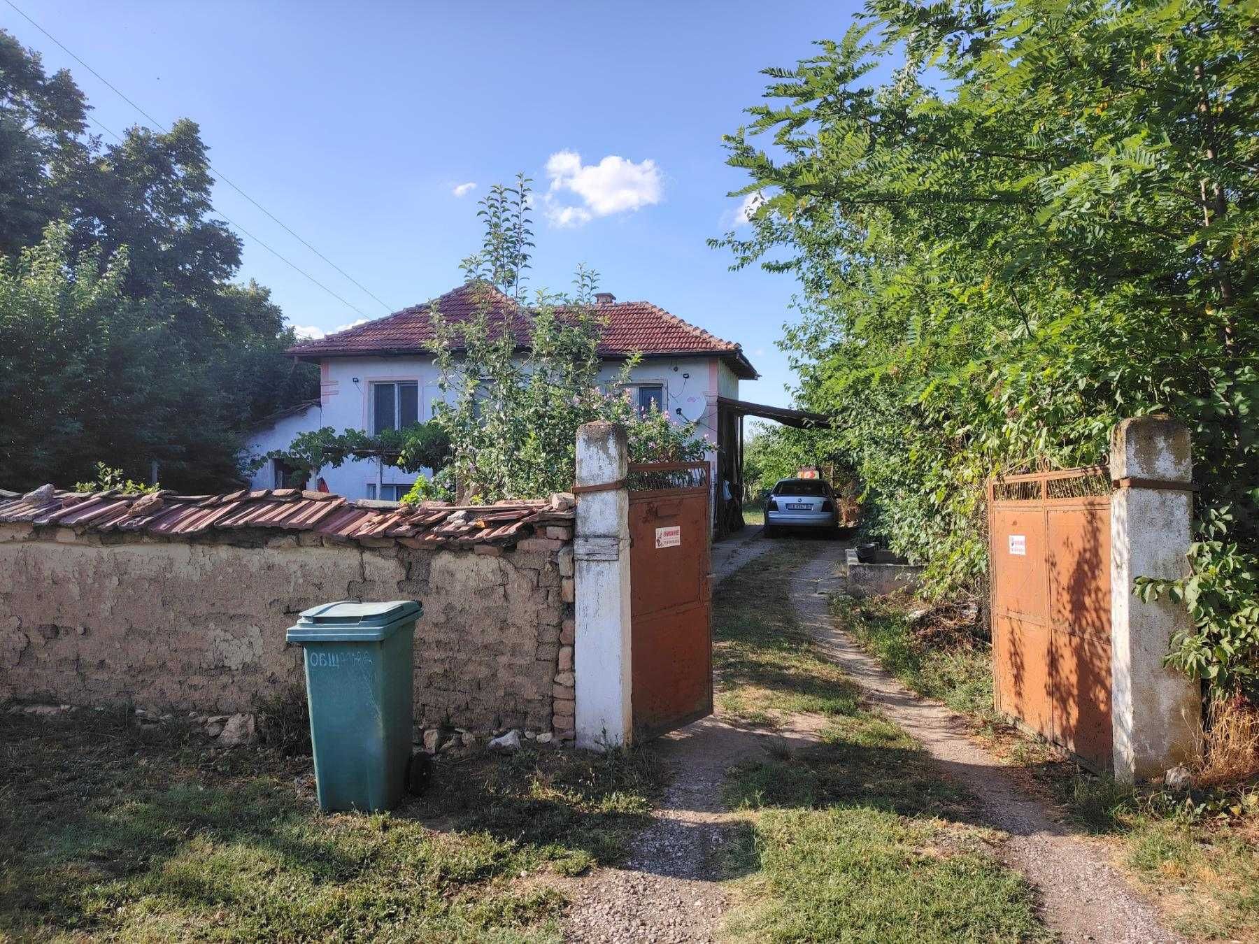 Къща в близост до Плевен .