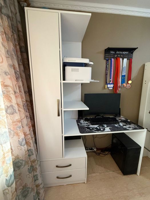 Продам ученический стол-шкаф